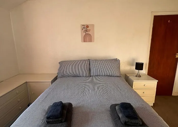 Entire House, Free Private Parking And Garden Ferienhaus *