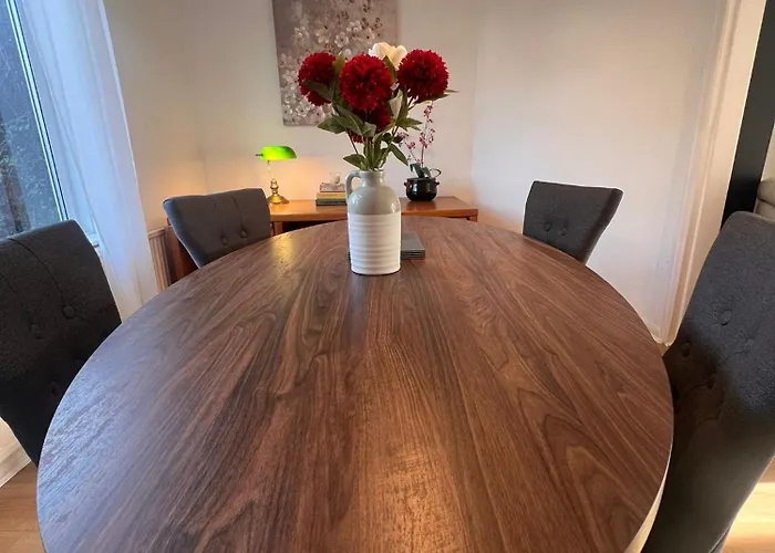 Entire House, Free Private Parking And Garden Ferienhaus *