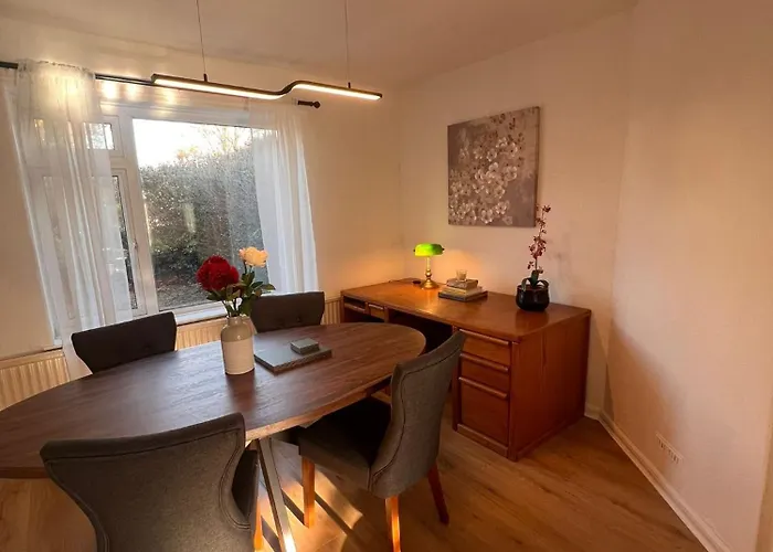 Entire House, Free Private Parking And Garden *