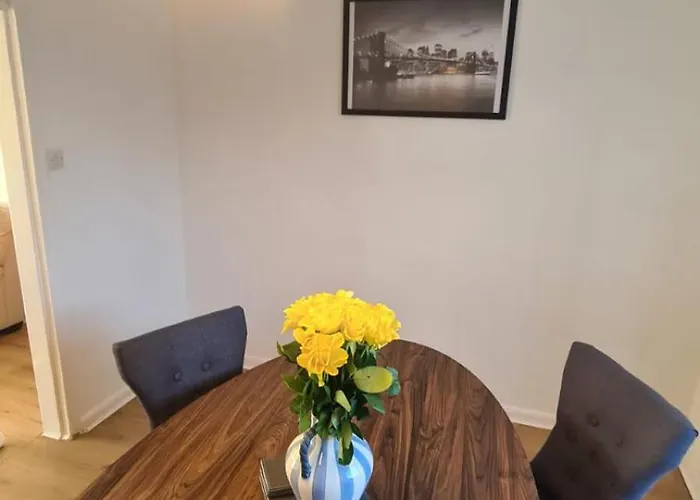 Entire House, Free Private Parking And Garden