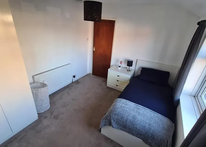 Entire House, Free Private Parking And Garden