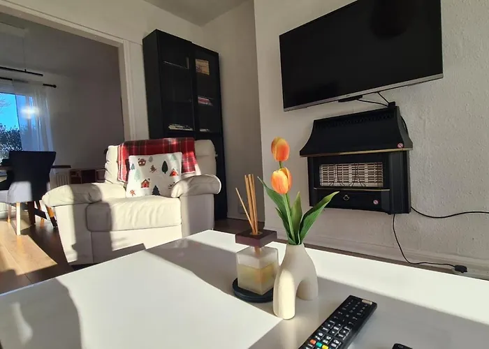 Entire House, Free Private Parking And Garden *