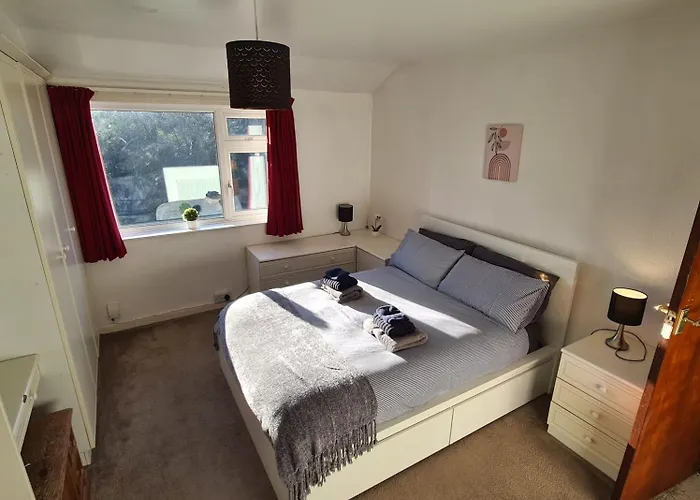 Entire House, Free Private Parking And Garden Ferienhaus