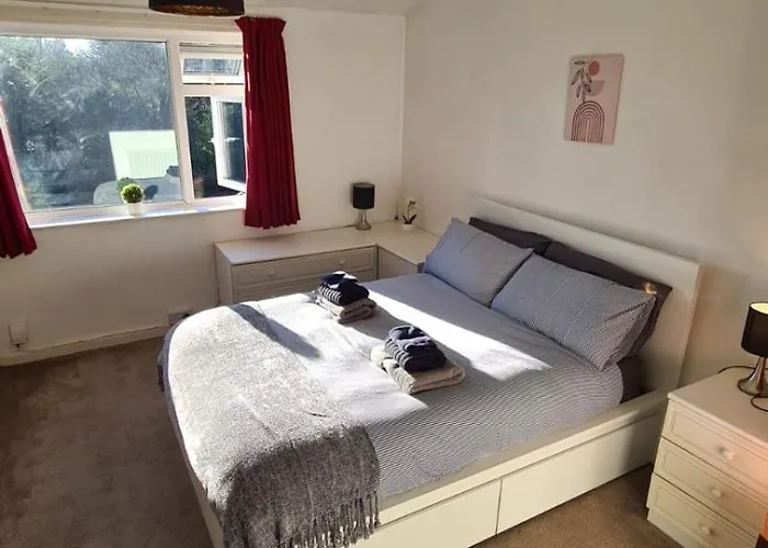 Entire House, Free Private Parking And Garden *