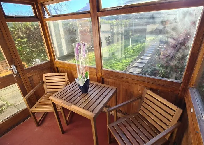 Ferienhaus Entire House, Free Private Parking And Garden