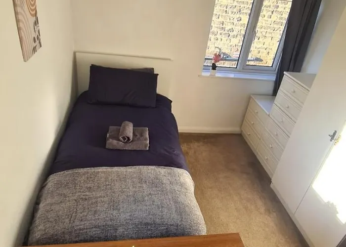 Entire House, Free Private Parking And Garden *