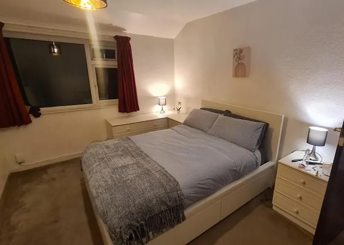 Entire House, Free Private Parking And Garden Ferienhaus