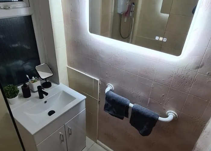 Entire House, Free Private Parking And Garden Ferienhaus *