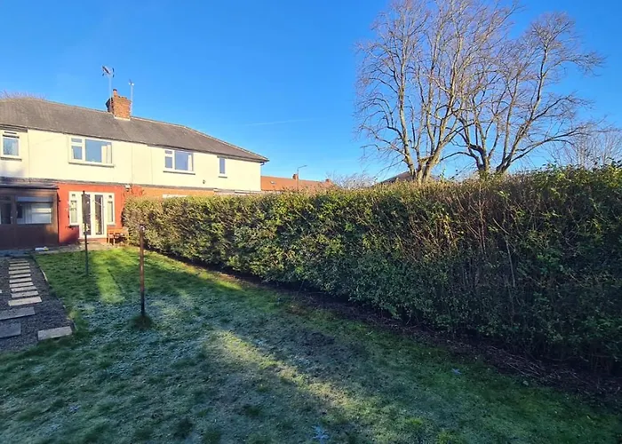 Entire House, Free Private Parking And Garden