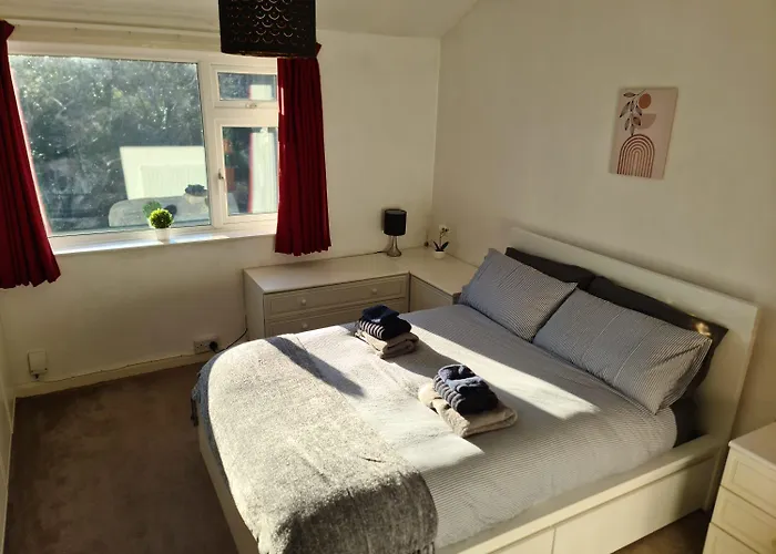 Entire House, Free Private Parking And Garden Ferienhaus