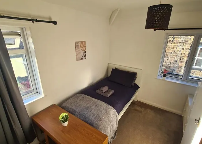 Entire House, Free Private Parking And Garden