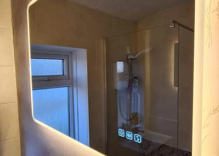 Entire House, Free Private Parking And Garden