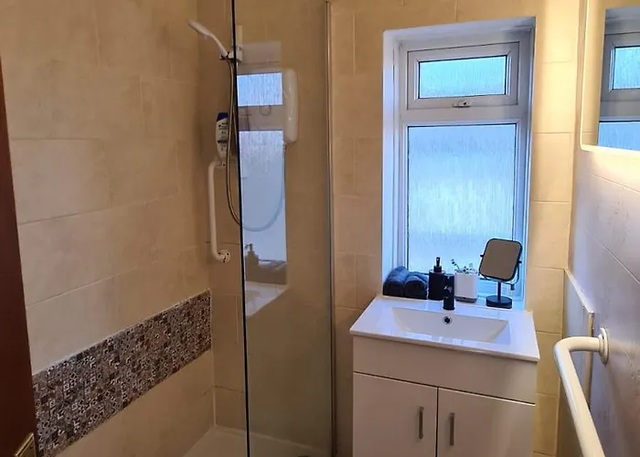 Entire House, Free Private Parking And Garden Ferienhaus *