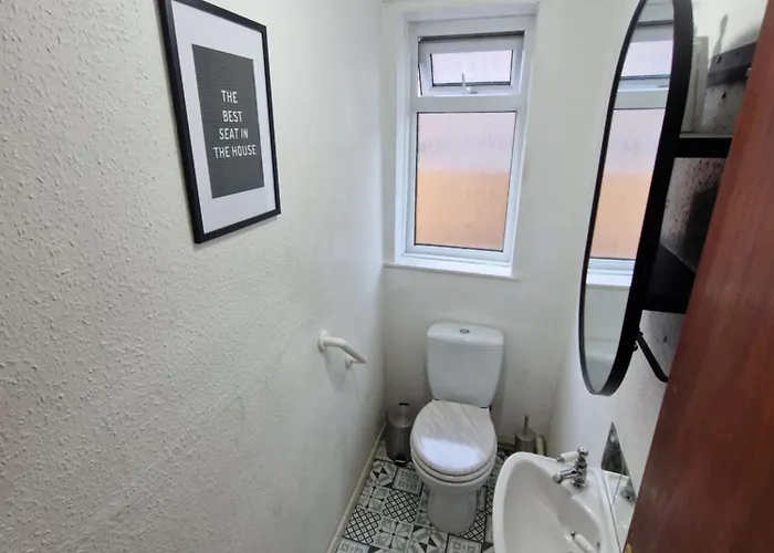 Entire House, Free Private Parking And Garden