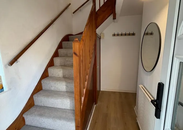 Entire House, Free Private Parking And Garden Ferienhaus *