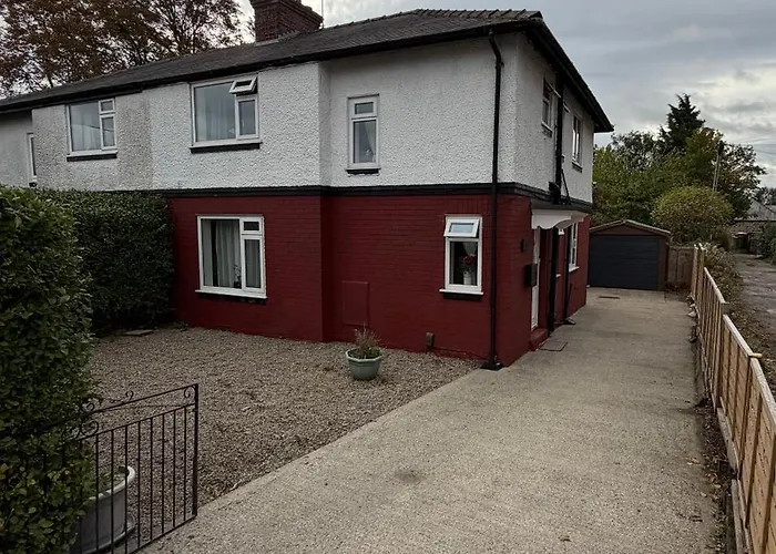 Entire House, Free Private Parking And Garden