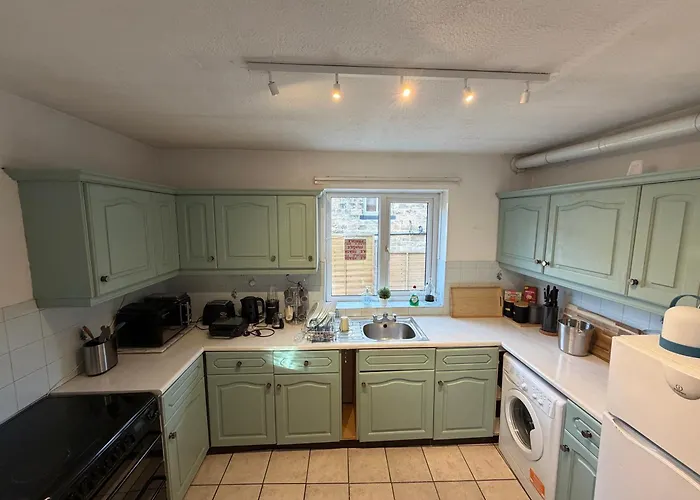 Entire House, Free Private Parking And Garden Ferienhaus *