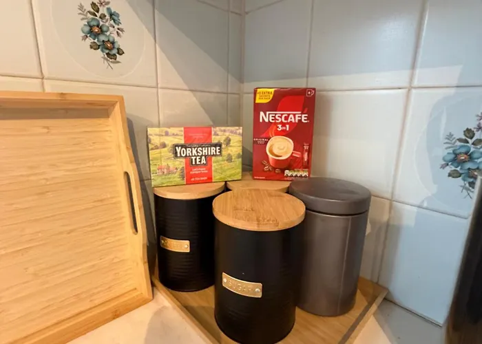 Entire House, Free Private Parking And Garden