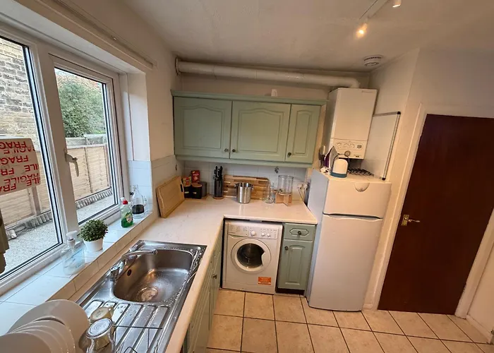 Entire House, Free Private Parking And Garden Ferienhaus