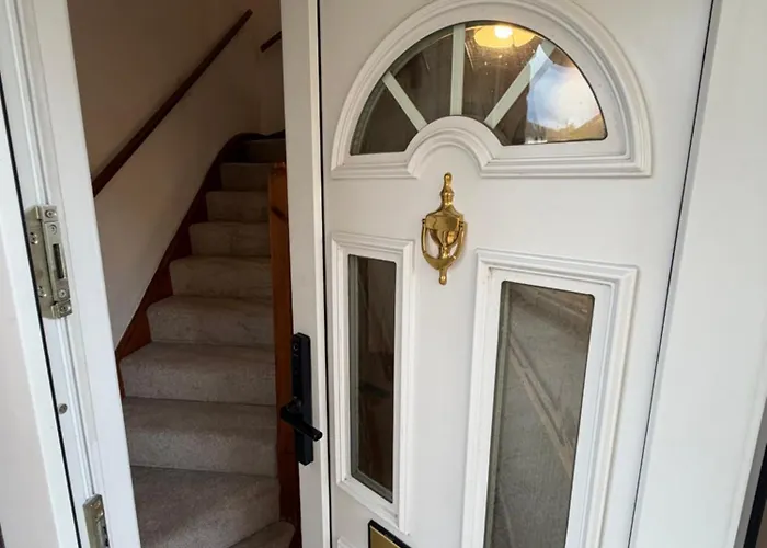 Entire House, Free Private Parking And Garden *