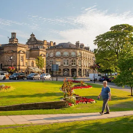 Дом отдыха Entire House, Free Private Parking And Garden