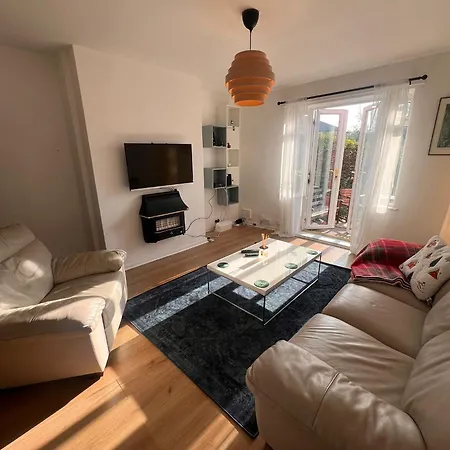 Дом отдыха Entire House, Free Private Parking And Garden Харрогейт