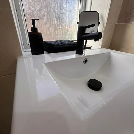 Entire House, Free Private Parking And Garden Дом отдыха *