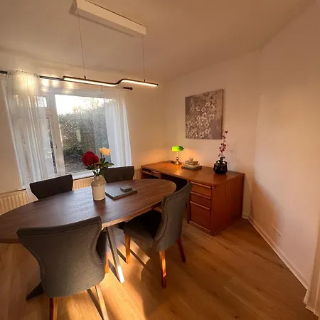 Entire House, Free Private Parking And Garden *