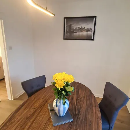 Entire House, Free Private Parking And Garden