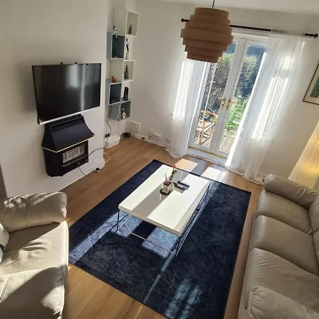 Entire House, Free Private Parking And Garden Дом отдыха *