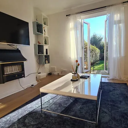 Entire House, Free Private Parking And Garden * Харрогейт