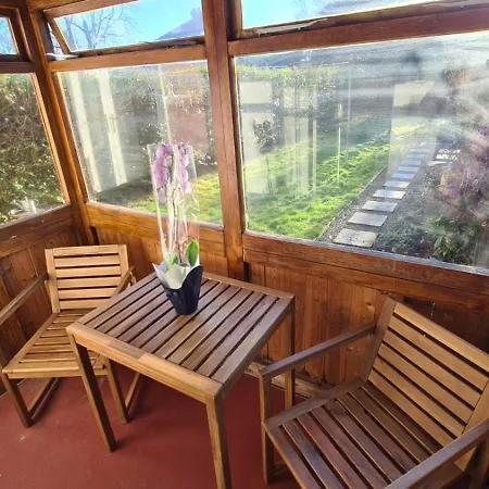 Дом отдыха Entire House, Free Private Parking And Garden