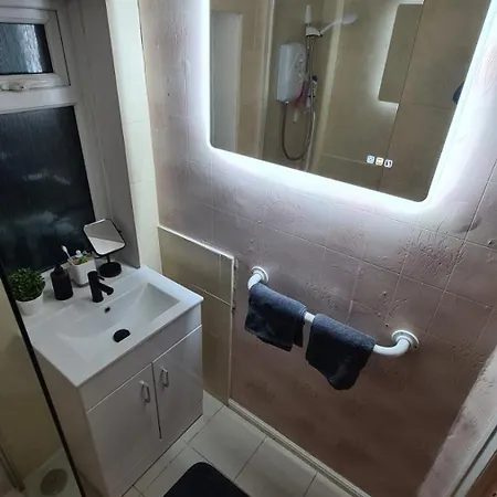 Entire House, Free Private Parking And Garden Дом отдыха *