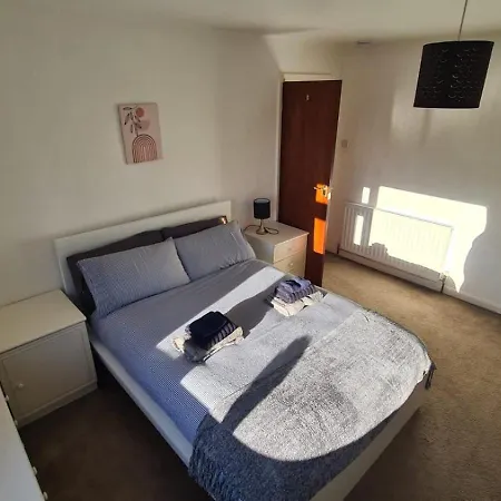 Дом отдыха Entire House, Free Private Parking And Garden