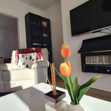 Entire House, Free Private Parking And Garden Дом отдыха