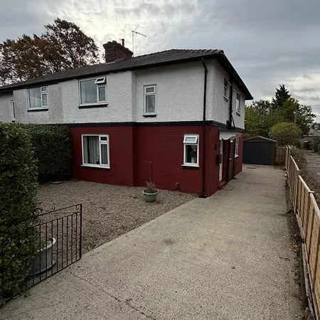 Entire House, Free Private Parking And Garden