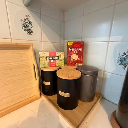 Entire House, Free Private Parking And Garden